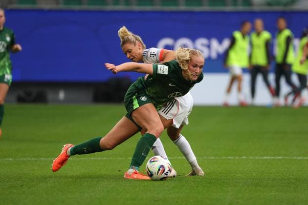 VfL - Bayern, BL Frauen Wolfsburg, 11.10.2025, FUßBALL - VfL Wolfsburg vs. FC Bayern München, Google Pixel Frauen-Bundesliga, Saison 2025 26. Linda Dallmann (FC Bayern Muenchen) , Camilla Küver (VfL Wolfsburg) Wolfsburg