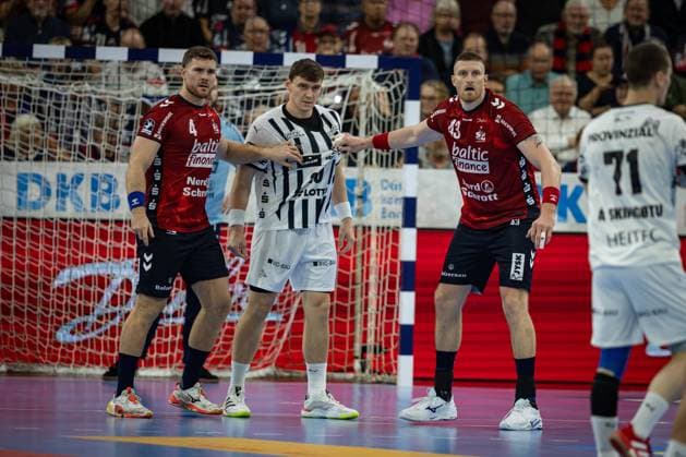 DAIKIN HBL: SG Flensburg-Handewitt vs THW Kiel; 11.10.25 Kampf am Kreis Johannes Golla (Nr.04, SG Flensburg-Handewitt), Lukas Laube (Nr.20, THW Kiel), Blaz Blagotinsek (Nr.43, SG Flensburg-Handewitt) DAIKIN HBL: SG Flensburg-Handewitt vs THW Kiel, GP JOULE Arena am 11.10.25 Copyright: xBEAUTIFULxSPORTS MarioxM.xKobergx