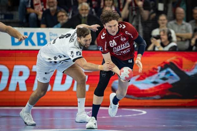 DAIKIN HBL: SG Flensburg-Handewitt vs THW Kiel; 11.10.25 Harald Reinkind (Nr.06, THW Kiel) gegen Lasse Kjaer Møller (Nr.64, SG Flensburg-Handewitt) DAIKIN HBL: SG Flensburg-Handewitt vs THW Kiel, GP JOULE Arena am 11.10.25 Copyright: xBEAUTIFULxSPORTS MarioxM.xKobergx