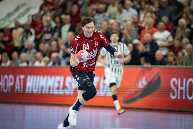 DAIKIN HBL: SG Flensburg-Handewitt vs THW Kiel; 11.10.25 Lasse Kjaer Møller (Nr.64, SG Flensburg-Handewitt) im Angriff DAIKIN HBL: SG Flensburg-Handewitt vs THW Kiel, GP JOULE Arena am 11.10.25 Copyright: xBEAUTIFULxSPORTS MarioxM.xKobergx
