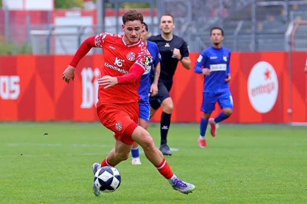 Mainz, Deutschland 11. Oktober 2025: Regionalliga Südwest - 2025 2026 - 1. FSV Mainz 05 II vs. TSG Balingen Im Bild: Torschütze Fabio Moreno Fell (Mainz) auf dem Weg zum 2:0. Bruchwegstadion Rheinland Pfalz Copyright: xFotostandx xRacochax