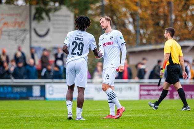v.l. Emmanuel Bamba (SC Verl, 02), Michel Julius Stoecker (SC Verl, 24) jubelt feiert nach 0:5 Sieg GER, VfL Theesen vs. SC Verl, Fussball, Westfalenpokal, Achteilfinale, Spielzeit 2025 2026, 11.10.2025 DFL Regulations prohibit any use of photographers as image sequences and or quasi-video. GER, VfL Theesen vs. SC Verl, Fussball, Westfalenpokal, Achteilfinale, Spielzeit 2025 2026, 11.10.2025 Bielefeld Copyright: xEibner-Pressefoto JanxRollingerx EP_JSK