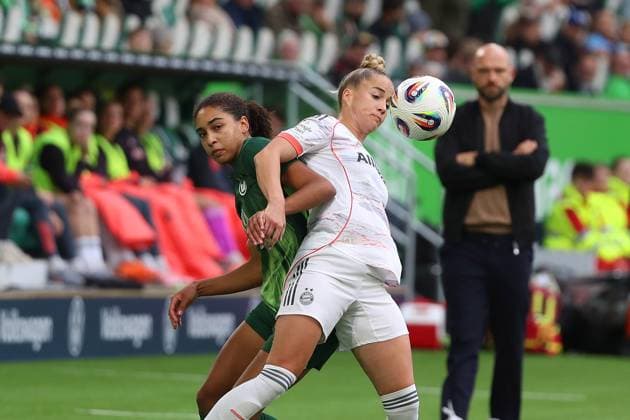 VfL - Bayern, BL Frauen Wolfsburg, 11.10.2025, FUßBALL - VfL Wolfsburg vs. FC Bayern München, Google Pixel Frauen-Bundesliga, Saison 2025 26. Cora Zicai (VfL Wolfsburg), Gulia Gwinn (FC Bayern Muenchen) Wolfsburg
