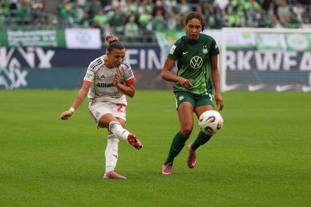 VfL - Bayern, BL Frauen Wolfsburg, 11.10.2025, FUßBALL - VfL Wolfsburg vs. FC Bayern München, Google Pixel Frauen-Bundesliga, Saison 2025 26. Arianna Caruso (FC Bayern Muenchen), Cora Zicai (VfL Wolfsburg) Wolfsburg