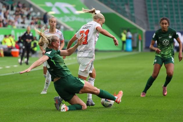 VfL - Bayern, BL Frauen Wolfsburg, 11.10.2025, FUßBALL - VfL Wolfsburg vs. FC Bayern München, Google Pixel Frauen-Bundesliga, Saison 2025 26. Camilla Küver (VfL Wolfsburg), Pernille Harder (FC Bayern Muenchen) Wolfsburg