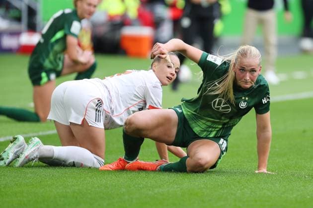 VfL - Bayern, BL Frauen Wolfsburg, 11.10.2025, FUßBALL - VfL Wolfsburg vs. FC Bayern München, Google Pixel Frauen-Bundesliga, Saison 2025 26. Gulia Gwinn (FC Bayern Muenchen), Camilla Küver (VfL Wolfsburg) Wolfsburg