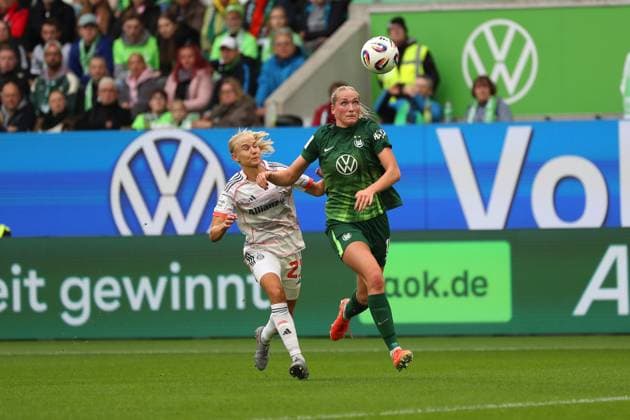 VfL - Bayern, BL Frauen Wolfsburg, 11.10.2025, FUßBALL - VfL Wolfsburg vs. FC Bayern München, Google Pixel Frauen-Bundesliga, Saison 2025 26. Pernille Harder (FC Bayern Muenchen), Camilla Küver (VfL Wolfsburg) Wolfsburg