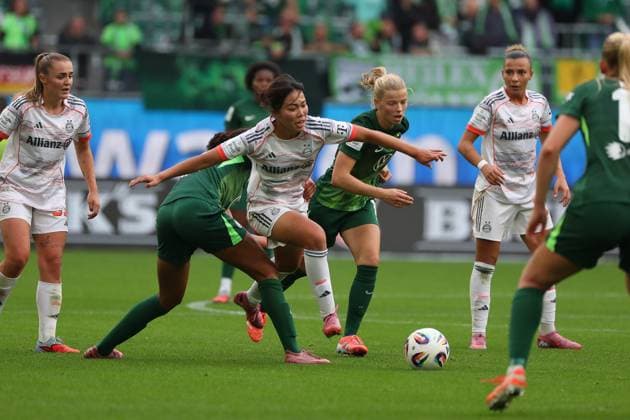 VfL - Bayern, BL Frauen Wolfsburg, 11.10.2025, FUßBALL - VfL Wolfsburg vs. FC Bayern München, Google Pixel Frauen-Bundesliga, Saison 2025 26. Cora Zicai (VfL Wolfsburg), Momoko Tanikawa (FC Bayern München) Wolfsburg
