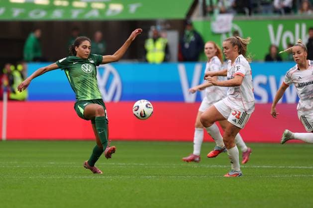 VfL - Bayern, BL Frauen Wolfsburg, 11.10.2025, FUßBALL - VfL Wolfsburg vs. FC Bayern München, Google Pixel Frauen-Bundesliga, Saison 2025 26. Cora Zicai (VfL Wolfsburg), Georgia Stanway (FC Bayern Muenchen) Wolfsburg