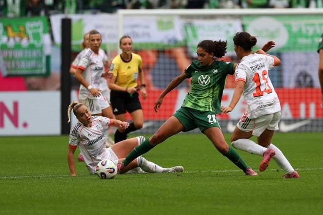 VfL - Bayern, BL Frauen Wolfsburg, 11.10.2025, FUßBALL - VfL Wolfsburg vs. FC Bayern München, Google Pixel Frauen-Bundesliga, Saison 2025 26. Gulia Gwinn (FC Bayern Muenchen), Cora Zicai (VfL Wolfsburg) Wolfsburg