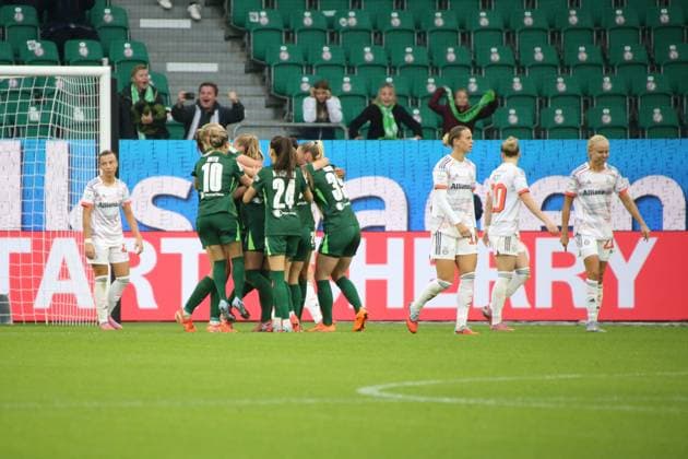 10.10.2025, xgrfx, Fussball Google Pixel Frauen-Bundesliga, VfL Wolfsburg - FC Bayern München v.l. Tor, Janina Minge (VfL Wolfsburg) (DFL DFB REGULATIONS PROHIBIT ANY USE OF PHOTOGRAPHS as IMAGE SEQUENCES and or QUASI-VIDEO) Wolfsburg