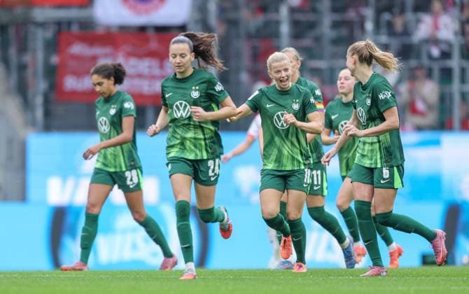 DEU, Wolfsburg, VfL Wolfsburg vs FC Bayern München, Google Pixel Bundesliga, DFB, Saison 2526, Volkswagen Arena, 6. Spieltag im Bild: Janina Minge (VfL Wolfsburg 6) erzielt das Tor zum 1:1, Jubel mit Justine Kielland (VfL Wolfsburg 18) DFB DFL REGULATIONS PROHIBIT ANY USE OF PHOTOGRAPHS AS IMAGE SEQUENCES AND OR QUASI-VIDEO, 11.10.2025 Copyright: HMBxMedia HendrikxHamelau