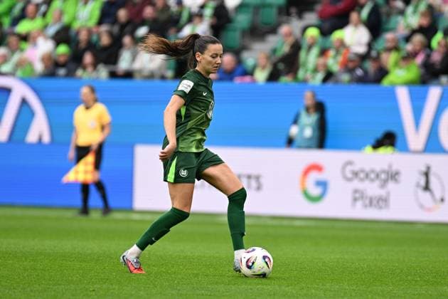Fußball I Frauen I Saison 2025-2026 I Bundesliga I 6. Spieltag I VfL Wolfsburg - FC Bayern München I 11.10.2025 Maria-Joelle Wedemeyer (24, VfL Wolfsburg) mit Ball Freisteller, Nahaufnahme, Porträt, Portrait, Einzelfoto, Einzelbild, Körper Wolfsburg Volkswagen Arena Niedersachsen Deutschland Copyright: xLobeca InesxHähnelx