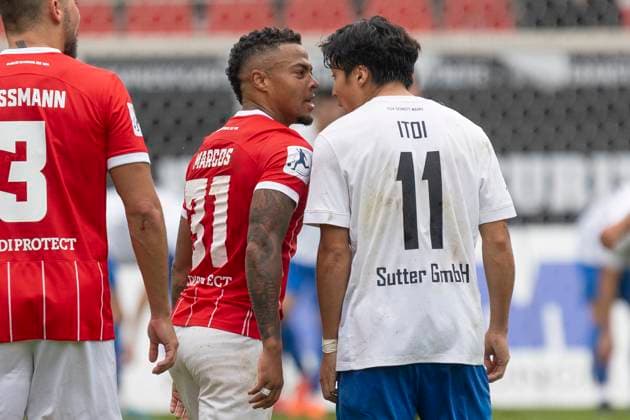 Regionalliga Südwest: Kickers Offenbach - TSV Schott Mainz, 11.10.2025 Hitzköpfe geraten aneinander: Ronny Marcos (Kickers Offenbach 31) & Takero Itoi (TSV Schott Mainz 11), Kickers Offenbach - TSV Schott Mainz, Offenbach, Stadion am Bieberer Berg, 11.10.2025 Copyright: xBEAUTIFULxSPORTS Gawlikx
