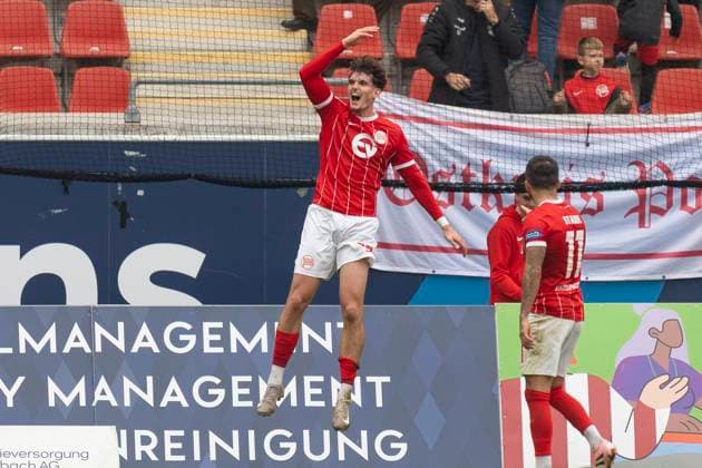 Regionalliga Südwest: Kickers Offenbach - TSV Schott Mainz, 11.10.2025 Kilian Skolik (Kickers Offenbach 23) erzielte das Tor zum 3:0 und feiert seinen Treffer, Kickers Offenbach - TSV Schott Mainz, Offenbach, Stadion am Bieberer Berg, 11.10.2025 Copyright: xBEAUTIFULxSPORTS Gawlikx