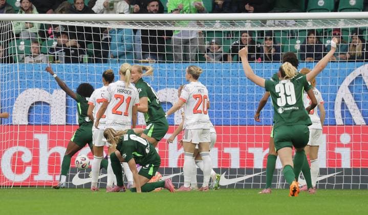 Janina Minga (VfL Wolfsburg)6 erzielt hier das 1-1 Fussball, Frauen, Saison 2025 2026, 1.Liga, Google Pixel Frauen-Bundesliga, VfL Wolfsburg gegen FC Bayern Muenchen DFL REGULATIONS PROHIBIT ANY USE OF PHOTOGRAPHS AS IMAGE SEQUENCES AND OR QUASI-VIDEO.