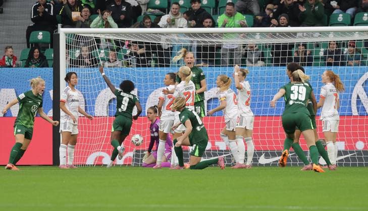 Janina Minga (VfL Wolfsburg)6 erzielt hier das 1-1 Fussball, Frauen, Saison 2025 2026, 1.Liga, Google Pixel Frauen-Bundesliga, VfL Wolfsburg gegen FC Bayern Muenchen DFL REGULATIONS PROHIBIT ANY USE OF PHOTOGRAPHS AS IMAGE SEQUENCES AND OR QUASI-VIDEO.