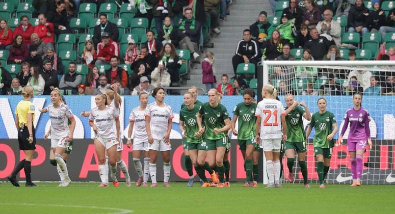 Torjubel 1-1 durch Janina Minga (VfL Wolfsburg) Fussball, Frauen, Saison 2025 2026, 1.Liga, Google Pixel Frauen-Bundesliga, VfL Wolfsburg gegen FC Bayern Muenchen DFL REGULATIONS PROHIBIT ANY USE OF PHOTOGRAPHS AS IMAGE SEQUENCES AND OR QUASI-VIDEO.