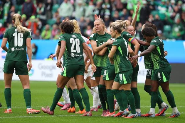 VfL - Bayern, BL Frauen Wolfsburg, 11.10.2025, FUßBALL - VfL Wolfsburg vs. FC Bayern München, Google Pixel Frauen-Bundesliga, Saison 2025 26. Janina Minge (VfL Wolfsburg) jubelt mit der Mannschaft nach ihrem Tor zum 1:1 Wolfsburg