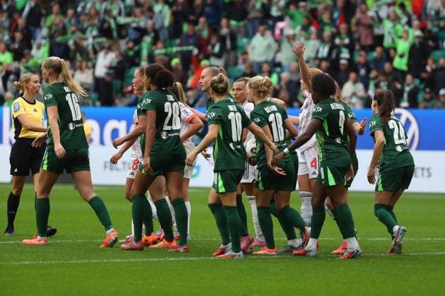 VfL - Bayern, BL Frauen Wolfsburg, 11.10.2025, FUßBALL - VfL Wolfsburg vs. FC Bayern München, Google Pixel Frauen-Bundesliga, Saison 2025 26. Janina Minge (VfL Wolfsburg) jubelt mit der Mannschaft nach ihrem Tor zum 1:1 Wolfsburg