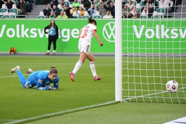 10.10.2025, xgrfx, Fussball Google Pixel Frauen-Bundesliga, VfL Wolfsburg - FC Bayern München v.l. Tor, Momoko Tanikawa (FC Bayern München) (DFL DFB REGULATIONS PROHIBIT ANY USE OF PHOTOGRAPHS as IMAGE SEQUENCES and or QUASI-VIDEO) Wolfsburg