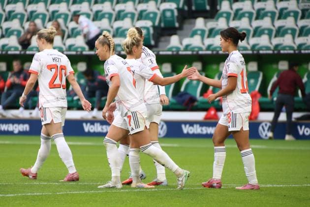 10.10.2025, xgrfx, Fussball Google Pixel Frauen-Bundesliga, VfL Wolfsburg - FC Bayern München v.l. Tor, Momoko Tanikawa (FC Bayern München) (DFL DFB REGULATIONS PROHIBIT ANY USE OF PHOTOGRAPHS as IMAGE SEQUENCES and or QUASI-VIDEO) Wolfsburg