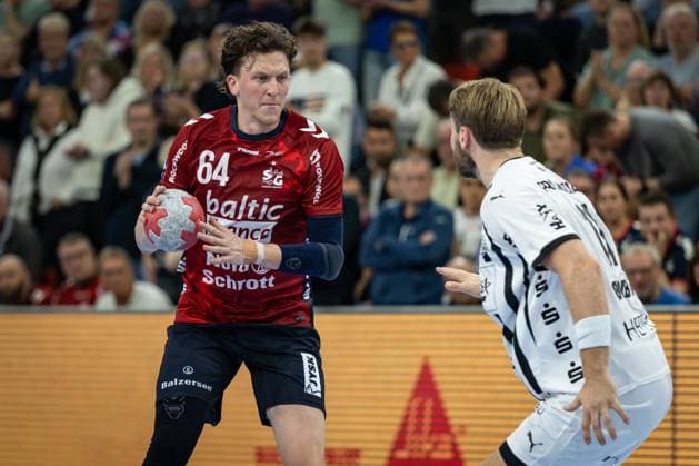 DAIKIN HBL: SG Flensburg-Handewitt vs THW Kiel; 11.10.25 Lasse Kjaer Møller (Nr.64, SG Flensburg-Handewitt) gegen Petter Överby (Nr.11, THW Kiel) DAIKIN HBL: SG Flensburg-Handewitt vs THW Kiel, GP JOULE Arena am 11.10.25 Copyright: xBEAUTIFULxSPORTS MarioxM.xKobergx