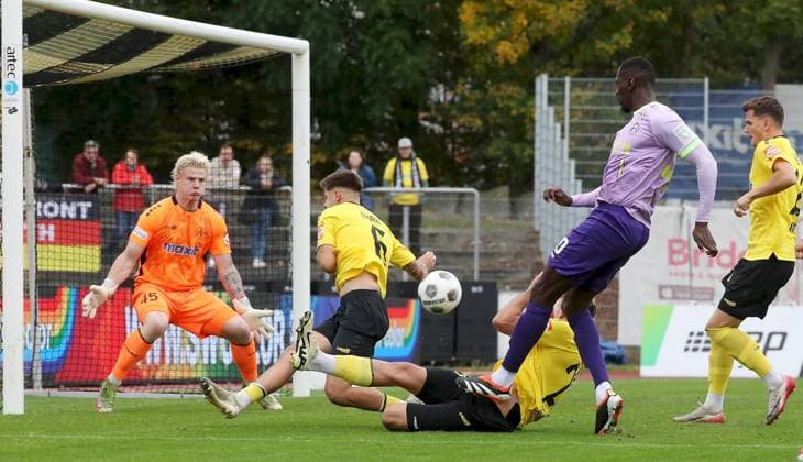 10.10.2025, Regionalliga Bayern, SpVgg Bayreuth - FC Wuerzburger Kickers v.li.: Lino Kasten (SpVgg Bayreuth), Lukas Quirin (SpVgg Bayreuth), Alexander Seidel (SpVgg Bayreuth), Tarsis Bonga (FC Wuerzburger Kickers), Tobias Weber (SpVgg Bayreuth) Bayreuth Hans-Walter-Wild-Staadion Bayern Deutschland