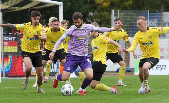 10.10.2025, Regionalliga Bayern, SpVgg Bayreuth - FC Wuerzburger Kickers v.li.: Daniel Haegele (FC Wuerzburger Kickers) gegen das Bayreuther Abwehrbollwerk Bayreuth Hans-Walter-Wild-Staadion Bayern Deutschland