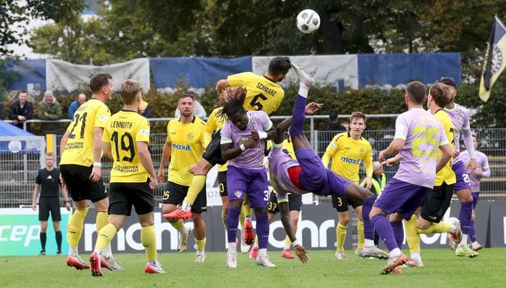 10.10.2025, Regionalliga Bayern, SpVgg Bayreuth - FC Wuerzburger Kickers v.li.: Tobias Weber (SpVgg Bayreuth), Tino Lennerth (SpVgg Bayreuth), Alexander Seidel (SpVgg Bayreuth), Lukas Quirin (SpVgg Bayreuth), Eliot Muteba (FC Wuerzburger Kickers), Cherif Cisse (FC Wuerzburger Kickers), Dennis Lippert (SpVgg Bayreuth), Dominik Meisel (FC Wuerzburger Kickers) Bayreuth Hans-Walter-Wild-Staadion Bayern Deutschland