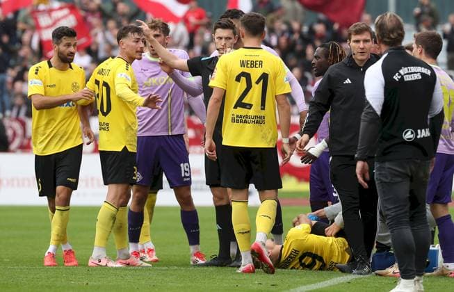 10.10.2025, Regionalliga Bayern, SpVgg Bayreuth - FC Wuerzburger Kickers v.li.: Rudelbildung nach einem Foul an Thomas Winklbauer (SpVgg Bayreuth) Bayreuth Hans-Walter-Wild-Staadion Bayern Deutschland
