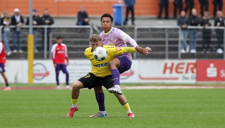 10.10.2025, Regionalliga Bayern, SpVgg Bayreuth - FC Wuerzburger Kickers v.li.: Luis Klein (SpVgg Bayreuth), Liam Omore (FC Wuerzburger Kickers) Bayreuth Hans-Walter-Wild-Staadion Bayern Deutschland