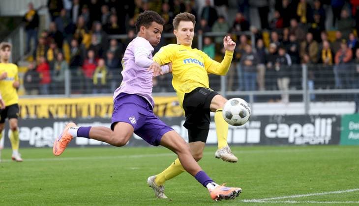 10.10.2025, Regionalliga Bayern, SpVgg Bayreuth - FC Wuerzburger Kickers v.li.: Jermain Nischalke (FC Wuerzburger Kickers), Dennis Lippert (SpVgg Bayreuth) Bayreuth Hans-Walter-Wild-Staadion Bayern Deutschland
