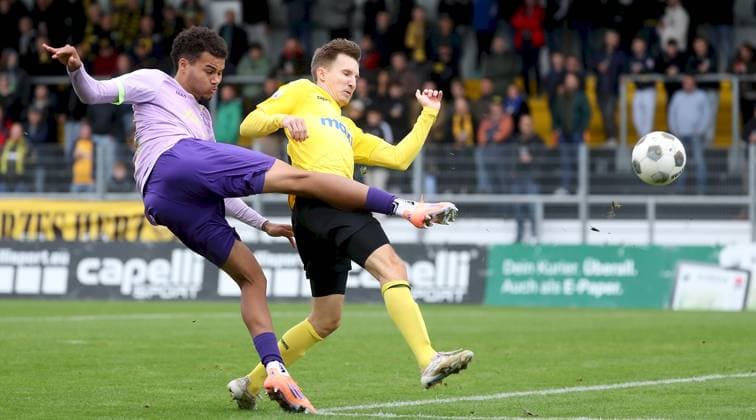 10.10.2025, Regionalliga Bayern, SpVgg Bayreuth - FC Wuerzburger Kickers v.li.: Jermain Nischalke (FC Wuerzburger Kickers), Dennis Lippert (SpVgg Bayreuth) Bayreuth Hans-Walter-Wild-Staadion Bayern Deutschland