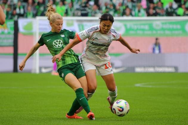 Deutschland: Google Pixel Frauen-Bundesliga 2025 26, 6. Spieltag - VfL Wolfsburg vs Bayern München - Volkswagen Arena (Wolfsburg): Momoko Tanikawa (FC Bayern München, 18) Justine Kielland (VfL Wolfsburg, 18) Copyright: xAymanxAlahmedx