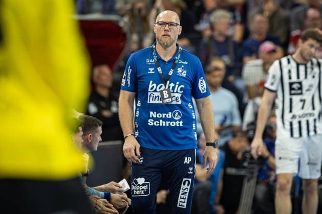 DAIKIN HBL: SG Flensburg-Handewitt vs THW Kiel; 11.10.25 Ales Pajovic Trainer (Trainer, SG Flensburg-Handewitt) DAIKIN HBL: SG Flensburg-Handewitt vs THW Kiel, GP JOULE Arena am 11.10.25 Copyright: xBEAUTIFULxSPORTS MarioxM.xKobergx