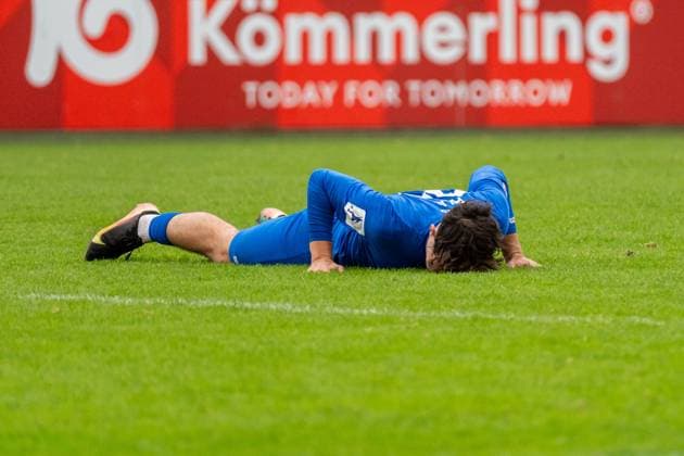 Freisteller Marko Pilic (TSG Balingen, 37) liegt auf dem Boden, GER, 1. FSV Mainz 05 II vs. TSG Balingen, Fussball, Regionalliga Suedwest, 12. Spieltag, Saison 2025 2026, 11.10.2025, DFB REGULATIONS PROHIBIT ANY USE OF PHOTOGRAPHS AS IMAGE SEQUENCES AND OR QUASI-VIDEO, GER, 1. FSV Mainz 05 II vs. TSG Balingen, Fussball, Regionalliga Suedwest, 12. Spieltag, Saison 2025 2026, 11.10.2025 Mainz Copyright: xEibner-Pressefoto Jan-NiclasxGrox EP_JGG