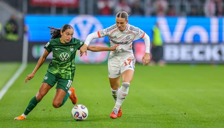 DEU, Wolfsburg, VfL Wolfsburg vs FC Bayern München, Google Pixel Bundesliga, DFB, Saison 2526, Volkswagen Arena, 6. Spieltag im Bild v.l.n.r: Kessya Bussy (VfL Wolfsburg 19), Klara Bühl (Bayern München 17) DFB DFL REGULATIONS PROHIBIT ANY USE OF PHOTOGRAPHS AS IMAGE SEQUENCES AND OR QUASI-VIDEO, 11.10.2025 Copyright: HMBxMedia HendrikxHamelau