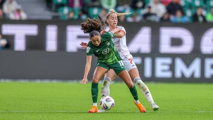 DEU, Wolfsburg, VfL Wolfsburg vs FC Bayern München, Google Pixel Bundesliga, DFB, Saison 2526, Volkswagen Arena, 6. Spieltag im Bild v.l.n.r: Kessya Bussy (VfL Wolfsburg 19), Giulia Gwinn (Bayern München 7) DFB DFL REGULATIONS PROHIBIT ANY USE OF PHOTOGRAPHS AS IMAGE SEQUENCES AND OR QUASI-VIDEO, 11.10.2025 Copyright: HMBxMedia HendrikxHamelau