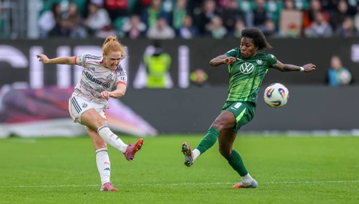 DEU, Wolfsburg, VfL Wolfsburg vs FC Bayern München, Google Pixel Bundesliga, DFB, Saison 2526, Volkswagen Arena, 6. Spieltag im Bild v.l.n.r: Stine Ballisager (Bayern München 3), Lineth Beerensteyn (VfL Wolfsburg 9) DFB DFL REGULATIONS PROHIBIT ANY USE OF PHOTOGRAPHS AS IMAGE SEQUENCES AND OR QUASI-VIDEO, 11.10.2025 Copyright: HMBxMedia HendrikxHamelau