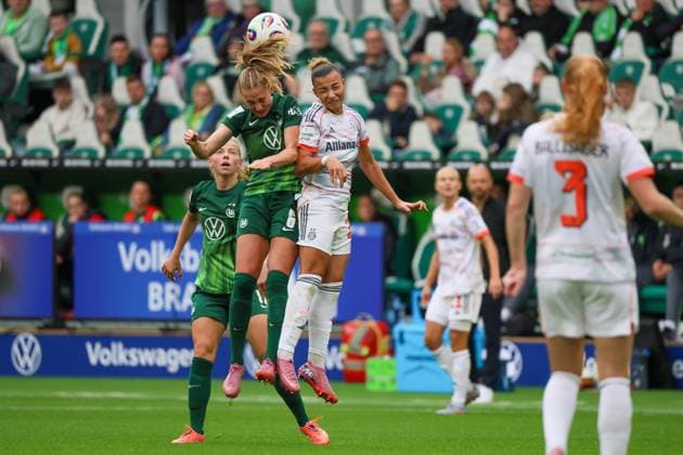 Wolfsburg, Deutschland 11. Oktober 2025: 1. BL - Frauen - 2025 2026 - VfL Wolfsburg vs. FC Bayern München Im Bild: v.li. Janina Minge (VfL) und Arianna Caruso (FCB) im Kopfballduell DFB regulations prohibit any use of photographs as image sequences and or quasi-video AOK Stadion Niedersachsen Copyright: xFotostandx xFantinix