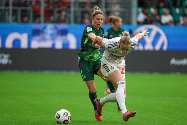 Wolfsburg, Deutschland 11. Oktober 2025: 1. BL - Frauen - 2025 2026 - VfL Wolfsburg vs. FC Bayern München Im Bild: v.li. im Zweikampf Svenja Huth (VfL) und Franziska Kett (FCB) DFB regulations prohibit any use of photographs as image sequences and or quasi-video AOK Stadion Niedersachsen Copyright: xFotostandx xFantinix