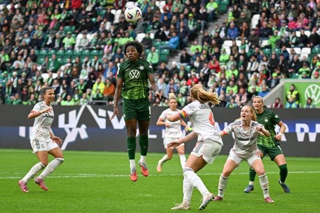Fußball I Frauen I Saison 2025-2026 I Bundesliga I 6. Spieltag I VfL Wolfsburg - FC Bayern München I 11.10.2025 Lineth Beerensteyn (9, VfL Wolfsburg) springt im Strafraum zum Kopfball hoch, um Beerensteyn herum Arianna Caruso (27, FC Bayern München), Linda Dallmann (10, FC Bayern München), Glodis Viggosdottir (4, FC Bayern München), Stine Ballisager Pedersen (3, FC Bayern München) und Alexandra Popp (11, VfL Wolfsburg) v.l.n.r. Wolfsburg Volkswagen Arena Niedersachsen Deutschland Copyright: xLobeca InesxHähnelx