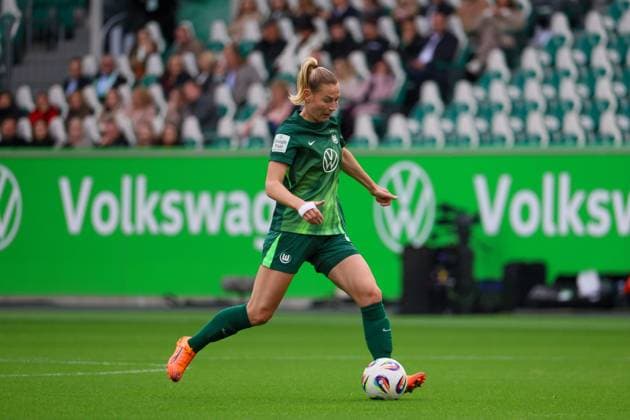 Wolfsburg, Deutschland 11. Oktober 2025: 1. BL - Frauen - 2025 2026 - VfL Wolfsburg vs. FC Bayern München Im Bild: Sarai Linder (VfL) DFB regulations prohibit any use of photographs as image sequences and or quasi-video AOK Stadion Niedersachsen Copyright: xFotostandx xFantinix