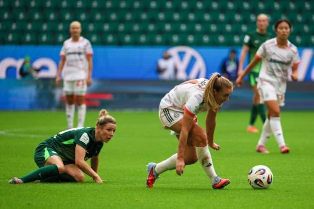 Wolfsburg, Deutschland 11. Oktober 2025: 1. BL - Frauen - 2025 2026 - VfL Wolfsburg vs. FC Bayern München Im Bild: v.li. im Zweikampf Svenja Huth (VfL) und Georgia Stanway (FCB) DFB regulations prohibit any use of photographs as image sequences and or quasi-video AOK Stadion Niedersachsen Copyright: xFotostandx xFantinix
