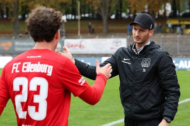 11.10.2025, Fussball, Herren, Sachsenpokal Saison 2025 2026, 3. Runde, VFC Plauen - FC Eilenburg Aaron Henkel (FC Eilenburg, 23) klatscht nach seiner Auswechselung mit Kevin Rodewald (Trainer FC Eilenburg) ab Plauen Vogtlandstadion Sachsen Deutschland