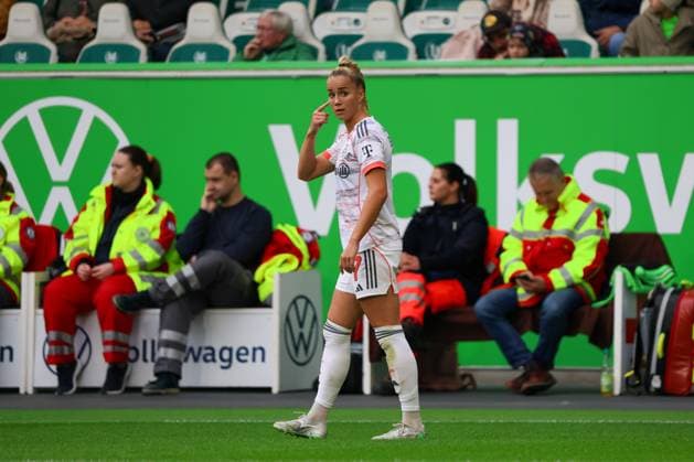 Wolfsburg, Deutschland 11. Oktober 2025: 1. BL - Frauen - 2025 2026 - VfL Wolfsburg vs. FC Bayern München Im Bild: Giulia Gwinn (FCB) gestikuliert auf dem Spielfeld DFB regulations prohibit any use of photographs as image sequences and or quasi-video AOK Stadion Niedersachsen Copyright: xFotostandx xFantinix