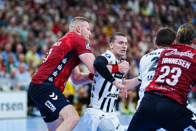 Blaz Blagotinsek (SG Flensburg-Handewitt, 43), Elias Ellefsen a Skipagotu (THW Kiel, 71) GER, SG Flensburg-Handewitt vs. THW Kiel, Handball, Bundesliga, Spieltag 8, Saison 2026 2026, 11.10.2025 GER, SG Flensburg-Handewitt vs. THW Kiel, Handball, Bundesliga, Spieltag 8, Saison 2026 2026, 11.10.2025 Flensburg Copyright: xEibner-Pressefoto MarcelxvonxFehrnx EP_MFN