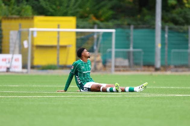 11 Salim Amani Musah (SV Werder Bremen U23) verletzt und enttäuscht am Boden. Fußball I Herren I Regionalliga Nord I Saison 2025-2026 I 14. Spieltag I Hamburger SV U21, U 21 - SV Werder Bremen U23 I 11.10.2025 I Stadion Hoheluft