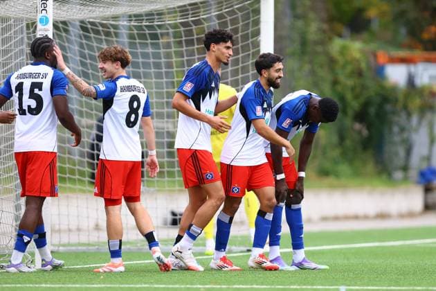 10 Immanuel Pherai (Hamburger SV U21, U 21 bejubelt zusammen mit seinen Teamkollegen seinen Treffer zum 5:1. Fußball I Herren I Regionalliga Nord I Saison 2025-2026 I 14. Spieltag I Hamburger SV U21 - SV Werder Bremen U23 I 11.10.2025 I Stadion Hoheluft